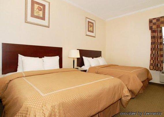 Quality Suites Jeffersonville Room photo